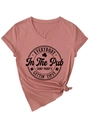 Detail eines V-Ausschnitt T-Shirts in Altrosa mit St. Patrick's Print und Knoten - Roségold (Schwarze Schrift)