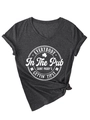 Detailansicht des grauen V-Ausschnitt-T-Shirts mit Saint Paddy's Print und Knoten - Meliertes Grau (Weiße Schrift)