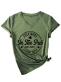 Detail eines V-Ausschnitt T-Shirts mit St. Patrick's Day Druck und modischem Knotensaum - Olivgrün (Schwarze Schrift)