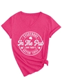 Detail eines rosa T-Shirts mit V-Ausschnitt und weißem St. Patrick's Day Pub-Grafikdruck - Rosenrot (Weiße Schrift)
