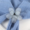 Rond de serviette fleur en maille bleue sur lin avec base en métal plaqué moderne - Blanc