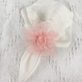 Rosa Mesh-Serviettenring mit Lagen aus Organza-Blüten auf weißer Spitzentischdecke - 3D Blume / Rosa