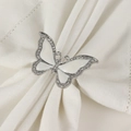 Détail d'un rond de serviette papillon en émail blanc avec strass sur lin blanc pur - Design Papillon / Argenté