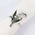 Portatovagliolo a forma di gardenia d'argento con petali bianchi e foglie verdi - Mughetto Argento (ZWZ-PNR-620)