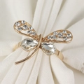 Détail du rond de serviette libellule dorée avec strass étincelants et ailes évidées - Design Libellule / Doré