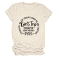 Dettaglio maglietta beige con stampa Girls Trip Cheaper Than Therapy 2026 in cotone - S / Sabbia (Font Nero)