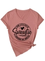 Détail du t-shirt rose col en V avec texte Sarcastic Sunshine et nœud latéral élégant - Or Rose (Police Noire)