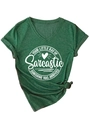 Détail d'un t-shirt col en V vert forêt avec imprimé blanc et style nœud devant - Vert Vintage (Police Blanche)