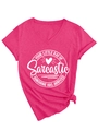Détail du t-shirt col V fuchsia avec slogan imprimé et nœud latéral élégant - Rose Rouge (Police Blanche)