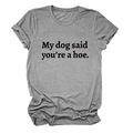 Dettaglio della maglietta grigia con stampa My dog said you are a hoe e girocollo - S / Grigio Scuro (Font Nero)