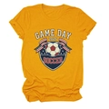 Dettaglio della t-shirt da calcio giallo senape con stampa Game Day 2026 e texture cotone - S / Giallo Senape
