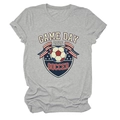 Dettaglio della stampa grafica Game Day 2026 soccer su t-shirt grigia girocollo - S / Grigio chiaro