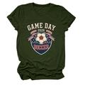 Détail du t-shirt de foot Game Day 2026 vert foncé montrant la texture du coton et le motif - S / Vert Militaire