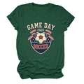 Détail macro du tissu et de l'imprimé vintage Game Day 2026 soccer sur t-shirt vert foncé - S / Vert Vintage