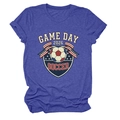 Gros plan détaillé de l'imprimé Game Day 2026 Soccer sur le t-shirt en coton bleu - S / Bleu Vintage