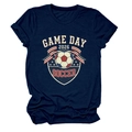 Détail du t-shirt bleu marine de football avec motif Game Day 2026 et texture en coton - S / Bleu Marine