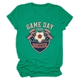 Détail de l'imprimé football 2026 Game Day sur un t-shirt vert à col rond décontracté - S / Vert Foncé