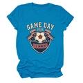 T-shirt de football bleu clair à plat avec imprimé écusson Game Day 2026 sur coton - S / Bleu lac