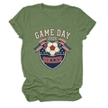 Gros plan sur l'imprimé vintage Game Day 2026 Soccer sur un t-shirt chiné vert olive - S / Vert olive