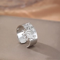 Verstellbarer silberner Edelstahlring mit kreativem Boho-Sonnengesicht-Anhänger - Silber Sonnengott-Stil (C8762)