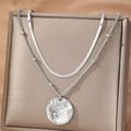 Zweilagige Edelstahlkette mit Schlangenkette und gehämmertem runden Anhänger-Design - Zweireihiger Hammerschlag Runder Stil (C6238) / Silber