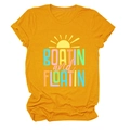 Dettaglio della t-shirt in cotone giallo senape con stampa grafica Boatin and Floatin - S / Giallo Senape
