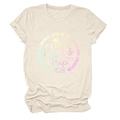 Detail eines cremefarbenen Girls Trip 2026 T-Shirts mit tropischem Strand-Grafikdruck - S / Sandfarben