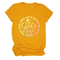 Detailansicht eines senfgelben T-Shirts mit Girls Trip 2026 Tropen-Urlaubsaufdruck - S / Senfgelb