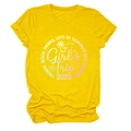 Dettaglio della stampa Girl's Trip 2026 su t-shirt gialla a maniche corte con motivi mare - Taglia S / Giallo