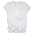 Dettaglio della t-shirt bianca Girl's Trip 2026 con stampa tropicale sfumata - Taglia S / Colore sabbia