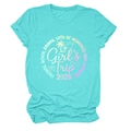 Dettaglio della stampa Girls Trip 2026 su t-shirt turchese girocollo con icone estive - Taglia S / blu profondo