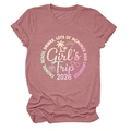 Dettaglio della stampa Girl's Trip 2026 su t-shirt rosa antico con icone da spiaggia - Taglia S / Oro rosa