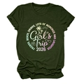 Dettaglio della t-shirt verde scuro con stampa tropicale Girls Trip 2026 su sfondo bianco - Taglia S / Verde militare