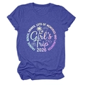 Dettaglio del tessuto della t-shirt viola con stampa grafica colorata Girls Trip 2026 - Taglia S / blu retrò