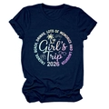 Dettaglio della maglietta blu navy in cotone con stampa spiaggia colorata Girl's Trip 2026 - Taglia S / Blu Notte