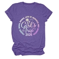 Dettaglio della t-shirt viola Girl's Trip 2026 con grafica arcobaleno sulla spiaggia - Taglia S / Viola