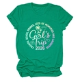 T-shirt in cotone verde con grafica Girl's Trip 2026 e dettagli spiaggia su sfondo bianco - Taglia S / Verde Scuro