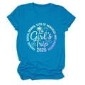 Dettaglio della maglietta blu lago girocollo con stampa spiaggia Girl's Trip 2026 - Taglia S / Blu lago
