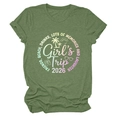 Dettaglio della scritta Girls Trip 2026 su una t-shirt verde a maniche corte per vacanze - Taglia S / Verde oliva