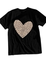 Primer plano del estampado de corazón de leopardo y tela suave en la camiseta negra - S / Negro