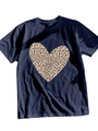 Detalle de una camiseta azul marino con un gran diseño de corazón con estampado de leopardo - S / Azul Marino