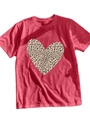 Detalle de camiseta roja de cuello redondo con un gran estampado de corazón de leopardo en tela - S / Rojo