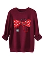 Detail von Herz-Stethoskop und Schleifen-Print auf burgunderfarbenem Fleece-Sweatshirt - S / Burgunderrot
