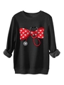 Détail de l'imprimé stéthoscope coeur et nœud rouge sur sweat noir à col rond - Noir