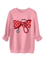 Vue détaillée du stéthoscope et du nœud cœur sur un sweat à manches longues rose en polaire - Pêche