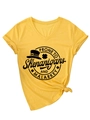 Dettaglio della t-shirt gialla con scollo a V, nodo frontale e grafica di San Patrizio - S / Giallo (Carattere Nero)
