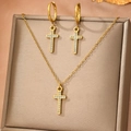 Conjunto de collar y pendientes de aro dorados con cruz minimalista y pedrería brillante - Conjunto de Cruz Dorada (F1219)