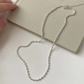 Dettaglio della collana con grani di riso argento e catena di estensione regolabile - Stile Perla d'Oliva di Riso Argento (C3808)