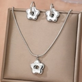 Elegante set di gioielli floreali in acciaio inossidabile con collana e orecchini - Stile Argento (F2060)