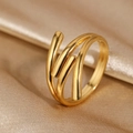 Nahaufnahme des mehrlagigen Rings aus 18k vergoldetem Edelstahl auf Champagner-Seide - Mehrschichtiger Wickelstil (N6287) / Gold